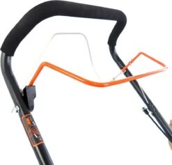 FUXTEC Grasmaaier Benzine - 46cm - Zelfrijdend / Zelftrekkend / Achterwielaandrijving - Mulchfunctie - Opvangbak 50L - FX-RM4646 18 FUXTEC Grasmaaier Benzine - 46cm - Zelfrijdend / Zelftrekkend / Achterwielaandrijving - Mulchfunctie - Opvangbak 50L - FX-RM4646 -Tuingereedschap Winkel 1200x1150