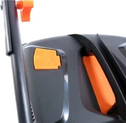 FUXTEC Grasmaaier Benzine - 46cm - Zelfrijdend / Zelftrekkend / Achterwielaandrijving - Mulchfunctie - Opvangbak 50L - FX-RM4646 17 FUXTEC Grasmaaier Benzine - 46cm - Zelfrijdend / Zelftrekkend / Achterwielaandrijving - Mulchfunctie - Opvangbak 50L - FX-RM4646 -Tuingereedschap Winkel 1200x1171 1