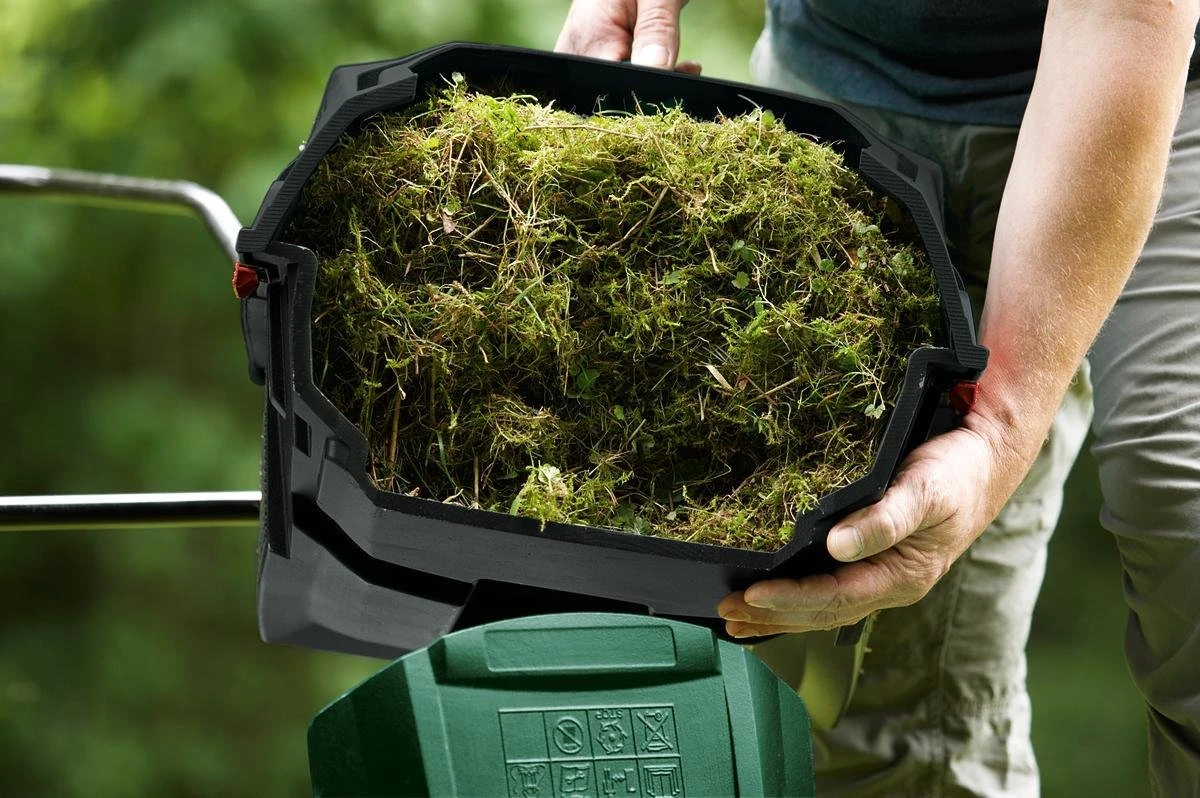 Bosch UniversalVerticut 1100 Verticuteermachine - Op Snoer - 1100 W - 32 Cm Maaibreedte - Met 50 Liter Opvangbak 5 Bosch UniversalVerticut 1100 Verticuteermachine - Op Snoer - 1100 W - 32 Cm Maaibreedte - Met 50 Liter Opvangbak - Afbeelding 5