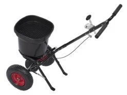 Kreator KRTGR9005 Strooiwagen - 300 Tot 370 Cm Strooibreedte - 23 Liter 13 Kreator KRTGR9005 Strooiwagen - 300 Tot 370 Cm Strooibreedte - 23 Liter -Tuingereedschap Winkel 1200x904 1