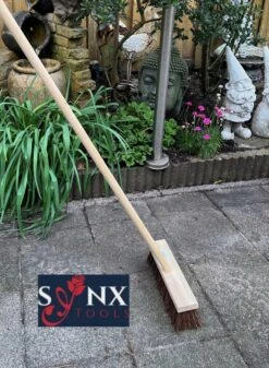 Synx Tools Bezem - Stadsbezem 30 Cm - Buitenveger - Veger - Steel 120 Cm - Harde Natuurvezels - Straatbezem - Bezems - Buitenbezem - Tuinbezem -Tuingereedschap Winkel 880x1200 3