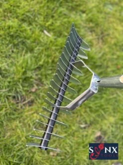 Synx Tools Verticuteerhark Verzinkt - Gazonbeluchters - Verticuteer / Harken - Bodembewerkers - Tuinartikelen / Tuingereedschap - Inclusief Steel 160cm 8 Synx Tools Verticuteerhark Verzinkt - Gazonbeluchters - Verticuteer / Harken - Bodembewerkers - Tuinartikelen / Tuingereedschap - Inclusief Steel 160cm -Tuingereedschap Winkel 899x1200 4